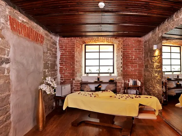 Tuğla duvarlı, gül yapraklı masaj odası — Halkalı, Masaj Salonun