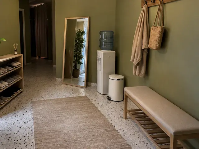 Bekleme alanı: bank, ayna, su sebili ve askılar — Halkalı, Masaj Salonun